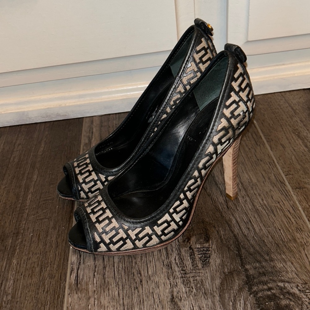 TORY BURCH PLATFORM HEELS SZ 5.5